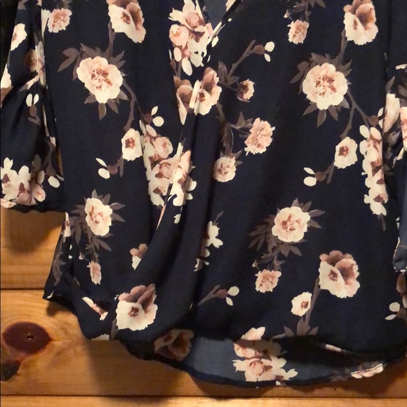Navy floral top size med - Picture 2 of 2